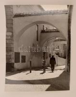 cca 1977 Sipos Gyula: Besztercebányai utcarészlet, feliratozott vintage fotóművészeti alkotás, 40x30 cm