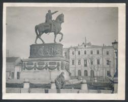 1915 Mihály herceg szobra Belgrádban, előtérben katona. Fotó a Szerbia elleni hadjárat idejéből, hátoldalán feliratozva / view of the Prince Michael statue and a soldier during the Serbian campaign of World War I, 9×11 cm