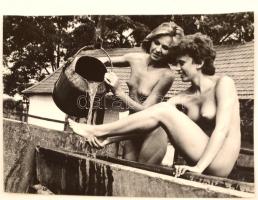 cca 1981 Menesdorfer Lajos: Nyaralás, pecséttel jelzett vintage fotóművészeti alkotás, retusált, 30x40 cm