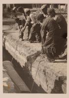 cca 1968 Vincze János: Nehéz munka, feliratozott, kiállítási emlékpecsétekkel ellátott vintage fotóművészeti alkotás, sárga folttal, 39x28,5 cm