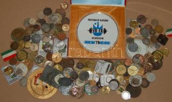 136db zömmel sport témájú kitüntetés, plakett Br, Alu, kerámia