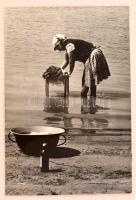 cca 1961 Kalocsai Rudolf: Mohácsi Duna partnál, feliratozott vintage fotóművészeti alkotás, kasírozva, 39,5x26,5 cm