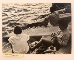 cca 1960 Kalocsai Rudolf (?-?): Időtöltés, feliratozott vintage fotóművészeti alkotás, kasírozva, 40x30 cm