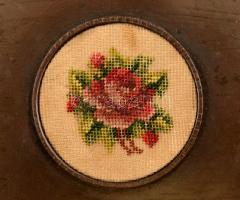 Gobelinnel díszített fém doboz, 4x10x8cm