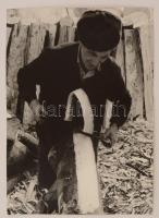 cca 1960 Darkó István: Szerszámkészítés vonószéken, pecséttel jelzett vintage fotóművészeti alkotás, 40x30 cm