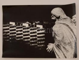 cca 1975 Gebhardt György (1910-1993): Városi táj, feliratozott  vintage fotóművészeti alkotás, 29x39 cm