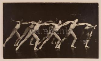 cca 1975 Balettelőadás, jelzés nélküli vintage fotóművészeti alkotás, kasírozva, 24x39,5 cm