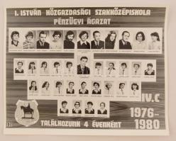 1980 Budapest, I. István Közgazdasági Szakközépiskola tanári kara és végzett hallgatói, kistabló 35 nevesített portréval, 24x30 cm
