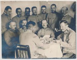 1915 Menage Magyar katonák kártyacsatája a Szerbia elleni hadjárat idején (Asanja), hátoldalán feliratozva / card game during the Serbian campaign of World War I, original photo, 9×11.5 cm