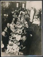 1934 Budapest, Pátria kávéház, Vacsorázó társaság, Diskay fotó, pecséttel jelzett, hátoldalon feliratozva, 23x18 cm