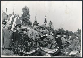 1955 Biszku Béla szovjet tisztek társaságában, fotó felületén törésnyommal, 15x22 cm