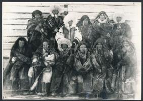 Osztják nők az Ob vidékén, hátoldalon feliratozott fotó, 12x18 cm