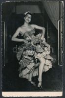 1957 A magyar Josephine Baker, budapesti premier apropóján feliratozott fotó, 18x12 cm