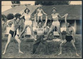 1957 Artisták nyaralása, jelzetlen fotó, 12x18 cm