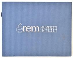 Az Éremművészeti Intézet éremtartó kazettája 1 kivehető tálcával, összesen 24 férőhellyel használt á...