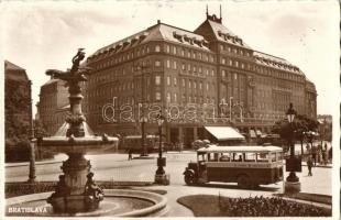 Pozsony, Pressburg, Bratislava; villamosok, autóbusz, Kossuth Lajos tér, Savoy szálloda / trams, autobus, hotel