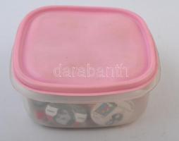 Vegyes: kis doboznyi jelvény, közte DN "A szülőföldért" zománcozott fém jelvény, tűhiány (...