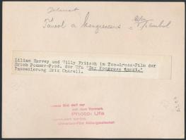 cca 1930 Jelenet a Táncol a kongresszus c. filmből (1931), fotó, hátulján feliratozva, 13,5×18 cm