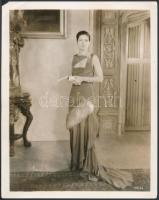 cca 1930 Divatfotó, az egyik sarkán kis sérüléssel, 26×20,5 cm