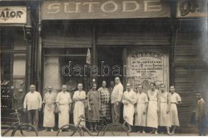1925 Budapest, sütöde pékekkel, csoportkép. photo