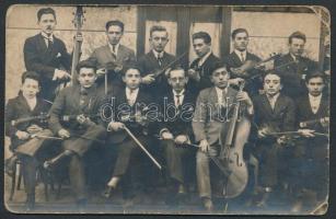 cca 1910-1920 Zenészek, fotólap, sarkain törésnyomokkal, 9x13 cm