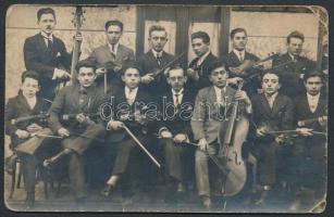 cca 1910-1920 Zenészek, fotólap, sarkain törésnyomokkal, 9x13 cm