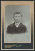 cca 1900 Férfi műtermi portréja, Gevay Béla Szeged, keményhátú fotó, 13x9 cm