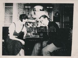 cca 1940-1950 Sakkozó pár, jelzetlen fotó, 9x12 cm