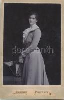 1902 Hölgy műtermi portréja, keményhátú fotó, 13x10 cm