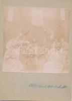 1899 Ünneplő társaság magyar címer alatt Szent Istvánkor, kartonra ragasztott fotó, 11x11 cm