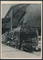 Gőzmozdony a pályaudvaron, jelzetlen fotó, 18x13 cm