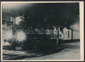 Gőzmozdony a pályaudvaron, jelzetlen fotó, 18x13 cm