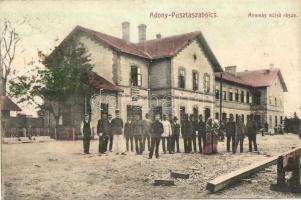 Adony-Pusztaszabolcs, vasútállomás külső része, csoportkép a dolgozókkal, kiadja Rajcsányi Mihály vasúti vendéglős