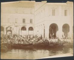 XIX. század vége/XX. század eleje Velencei életképek, 7 db, utólagos előhívás, 3 színezett, a hátoldalon Cedin Franseco bélyegzéssel, a képek egy része feliratozva a papíron, a képek egy része hullámos, egy részük a széleken szakadozott, 24x19 cm. és 15x24 cm. közötti méretben.