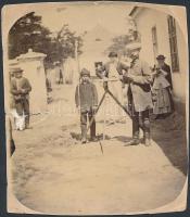 báró Wittinghoff Evald királyi földmérő (1826-1882) fényképe munka közben Pécsen, szakadásokkal 12x13 cm