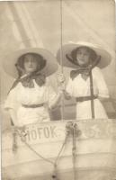 Hölgy matrózok Siófok nevű vitorlásban / Lady sailors in SIófok sailing boat, photo