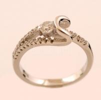 Ezüst(Ag) gyűrű, apró kövekkel díszítve, jelzett, méret: 50, br: 2,1 g