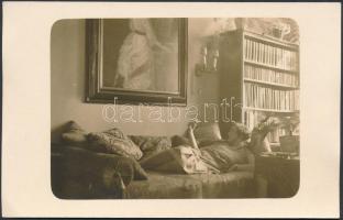 cca 1930 Hoffmann Edith művészettörténész, muzeológus (1888-1945) otthonában pihen. Eredeti fotó, 9×14 cm