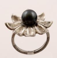 Ezüst(Ag) gyűrű gyönggyel, jelzett, méret: 52, bruttó: 6,3 g