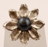 Ezüst(Ag) gyűrű gyönggyel, jelzett, méret: 52, bruttó: 6,3 g