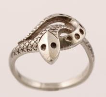 Ezüst(Ag) kígyós gyűrű, hiányzó kövekkel, jelzett, méret: 56, nettó: 3,5 g