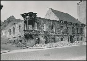 1950 Budapest, Fő utca 20. a háborús pusztítást megörökítő eredeti fotó, hátoldalt feliratozva, 13×18 cm