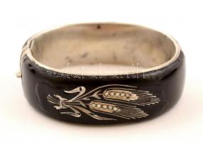 Ezüst(Ag) karperec, fekete zománcozott díszítéssel, jelzett, 7x6 cm, br: 49,2 g