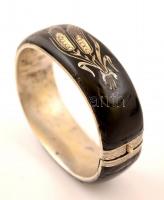 Ezüst(Ag) karperec, fekete zománcozott díszítéssel, jelzett, 7x6 cm, br: 49,2 g