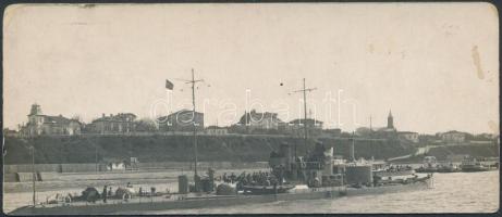 1916 A Dunaflotilla Temes II. (Bosna) nevű folyami monitorja Ruse-ban; eredeti fotó, hátoldalon feliratozva / Donaufllottille, Donau-Monitor photo, 6×14 cm