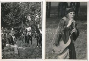 Jelentek a János vitéz című színdarabból, és egy filmforgatásról, több fotó pecséttel jelzett(Stylus...