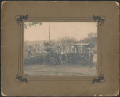 cca 1900 Tiszadob, cséplési munka. Keményhátú fotó hátoldalon Sáry Lajos géplakatos és cséplőgép tulajdonos pecsétjével, 21×26 cm