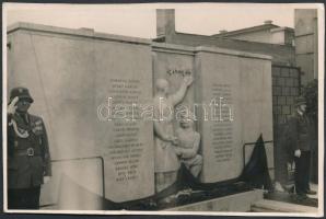 cca 1930-1940 Budapest, I. világháborús emlékmű avatása, Budapesti Fotóriport Iroda, pecséttel jelzett fotó, 11x16 cm