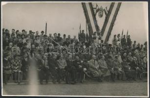 cca 1930-1940 Budapest, Ünnepség résztvevői, miniszterek, katonatisztek, Budapesti Fotóriport Iroda, pecséttel jelzett fotó, 11x16 cm