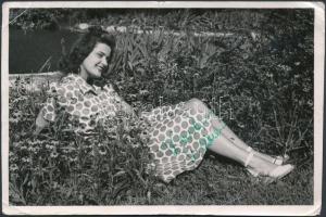 Karády Katalin (1910-1990) fotója, rajta a színésznő saját kezű aláírásával, Rozgonyi felvétele, a sarkainál kisebb sérülésekkel, 11x17 cm.